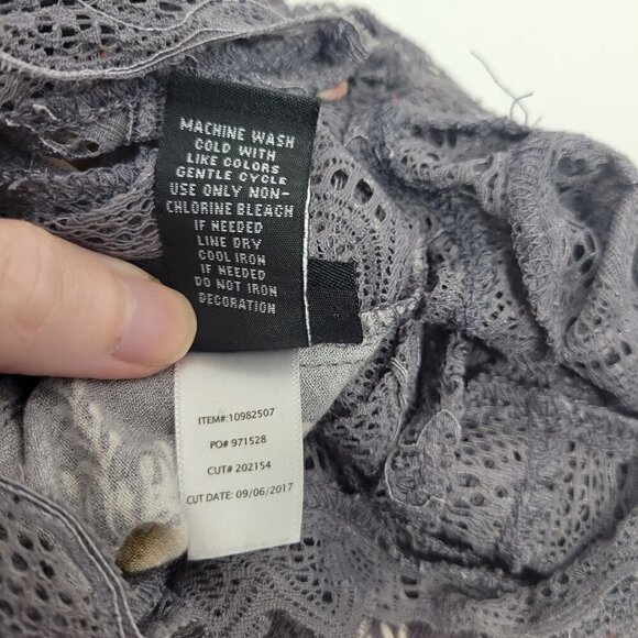 Torrid Women's Lace Mock Neck Floral Flowy Grey Tank Keyhole Back Size 1 (14/16) - Picture 9 of 11